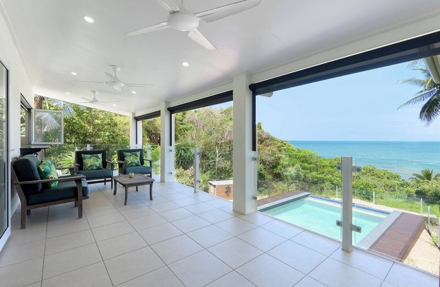 Incredible Beachfront home, 10 min to Port Douglas