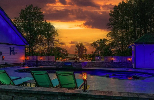 Incredible Heated Pool Oasis | Game Room | Hot tub