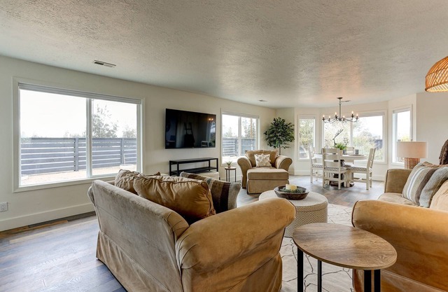 Incredible Historic Reindeer Ranch, Hot Tub, Dog Friendly, Chef's Kitchen, Huge Deck w/ BBQ, & More