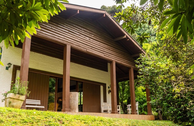 CASA EXCELENTE, JARDÍN, BOSQUE Y CACHOEIRA DENTRO DE LA PROPIEDAD.