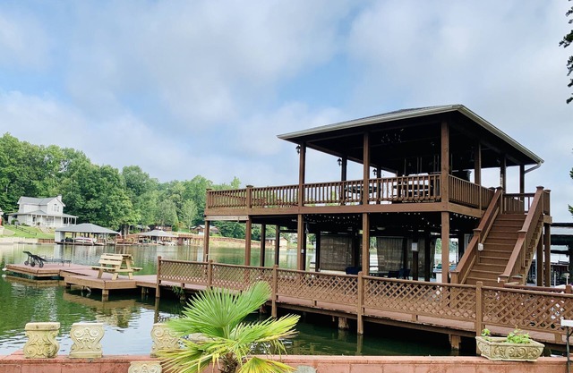 Incredible Lake Harding Waterfront home!!