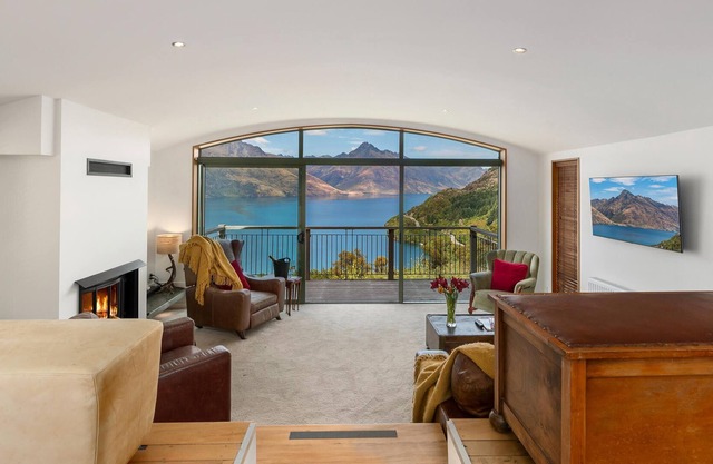 Incredible Lake Twin Peaks Views Spacious House