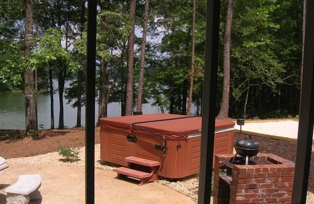 Increíble casa frente al lago, enorme jacuzzi al aire libre, West Point Lake ~ ~ GA