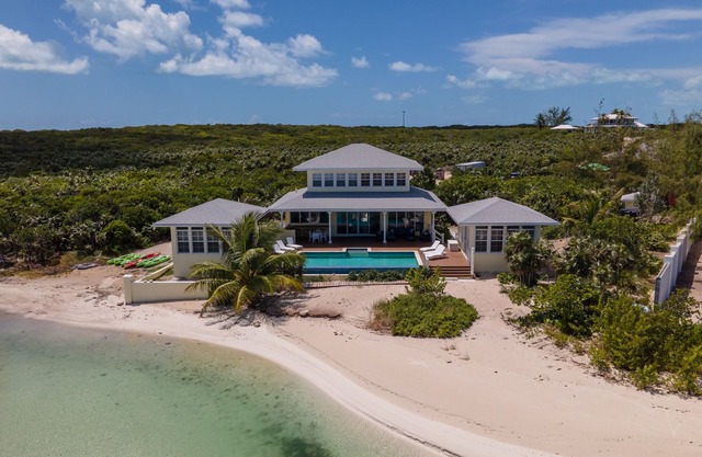 ¡De Nueva construcción! Ubicación como ninguna otra. Hermosa playa privada, piscina infinita.