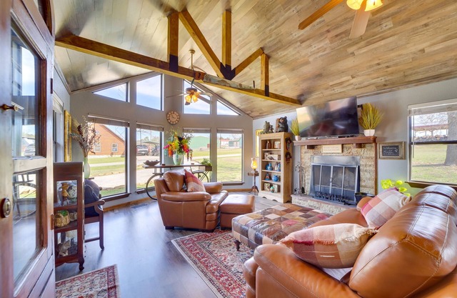 Incredible Log Home: 1 Mile from Lake Tenkiller