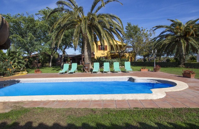 ¡Increíble villa aislada, a solo 18 km de la playa!