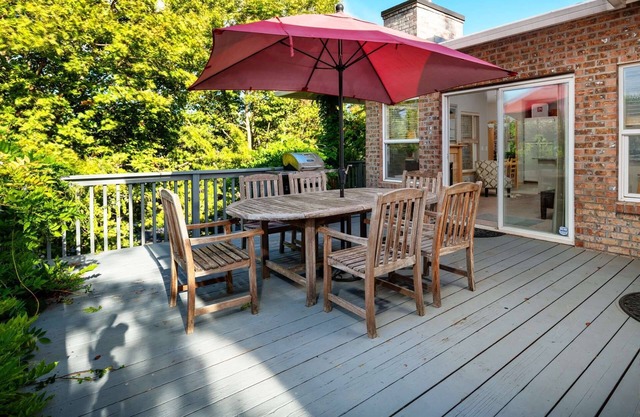 Plan de piso abierto de Southwest Portland Single Home con patio arbolado a solo 20 minutos del centro