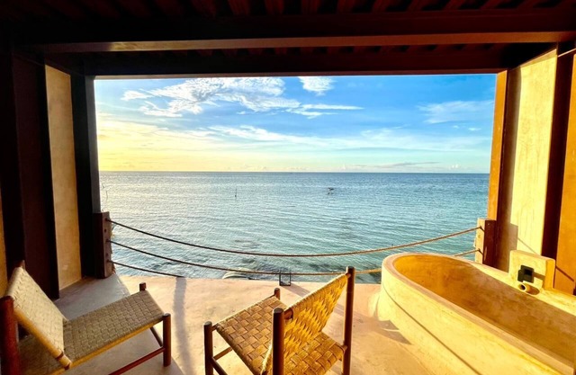 Incredible Suite Room with POOL VIEW & TUB / 1 King Size
