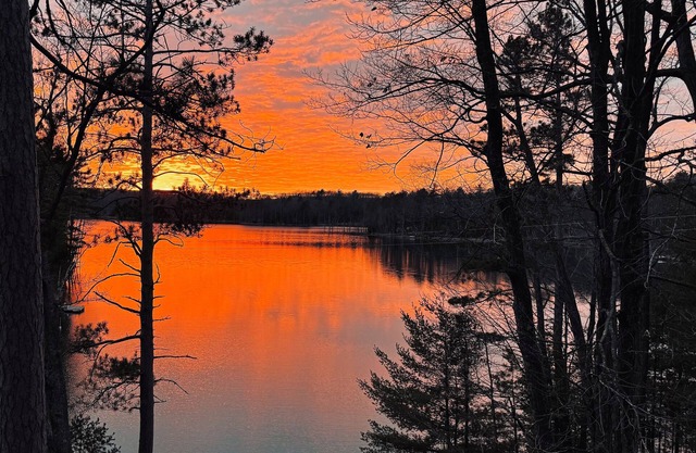 Increíbles puestas de sol sobre el lago prístino de Loon