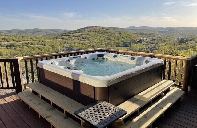 Incredible View! Large Deck Hot Tub 3Bedrm2Bath 6Beds EarthKeeperCabin! 8guest