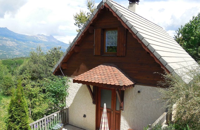 chalet independiente en las montañas