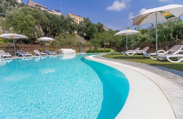 APARTAMENTO INDEPENDIENTE DE CUATRO HABITACIONES EN RESORT CON PISCINA Y JARDÍN