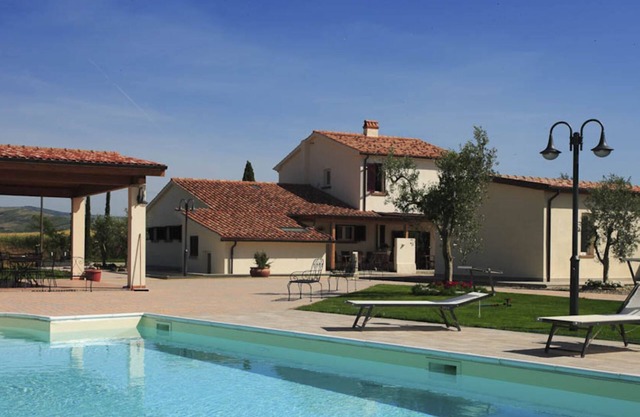 Independent farmhouse with pool ideal for groups