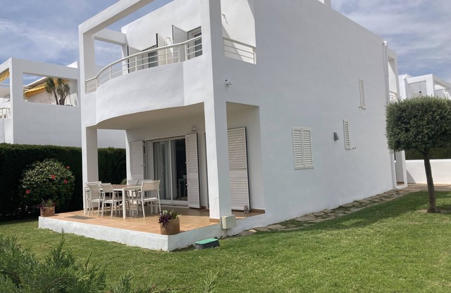 Casa independiente con piscina comunitaria