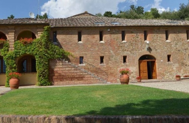 Independent villa with wonderful view. Pool. Up t 22 guests