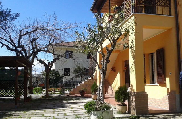 Apartamento independiente en una villa con jardín.