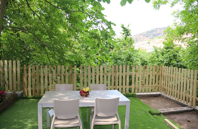 Apartamento independiente de piedra en una casa de vacaciones con jardín y barbacoa.