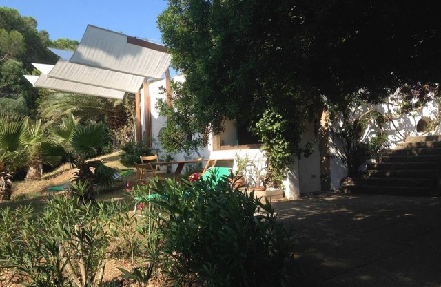 Estudio independiente en villa con jardín.