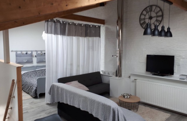 Estudio independiente en el 1er piso a menos de 1 kilómetro del castillo de Lavaux.
