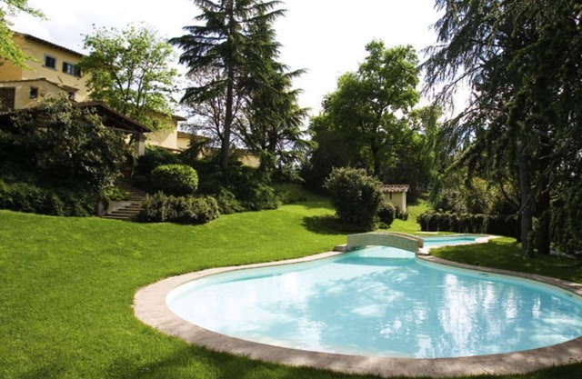 Independent villa for 22 guests. Pool, big garden, housekeeper.