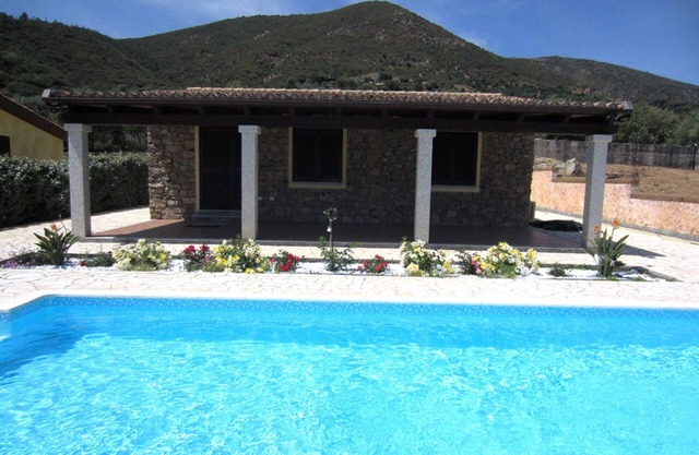 Villa independiente en la aldea hermosa e íntimo, el puerto deportivo de Tertenia