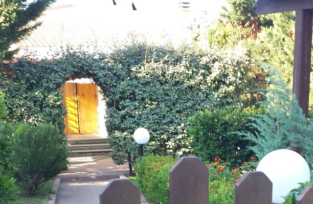 Villa independiente rodeada de vegetación a pocos pasos del mar.