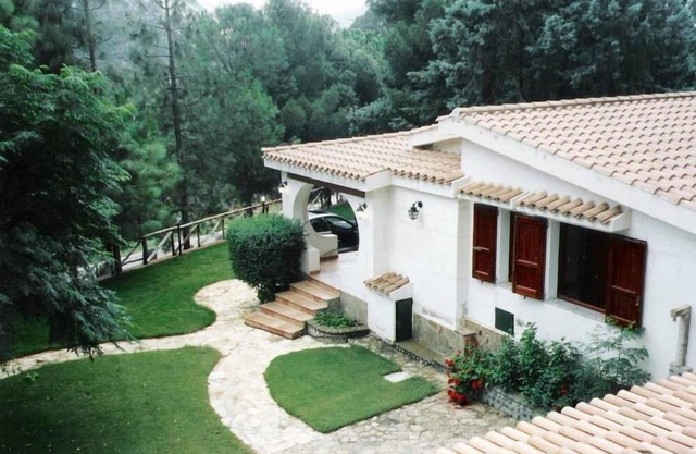 Villa independiente con jardín exclusivo.