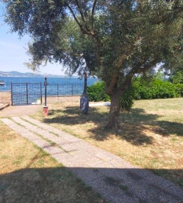 Independent villa with private beach on the lake