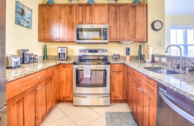 Indigo Reef - Corner Unit - Meticulous, 3 Bedrooms, Pool, Resort Style Setting!