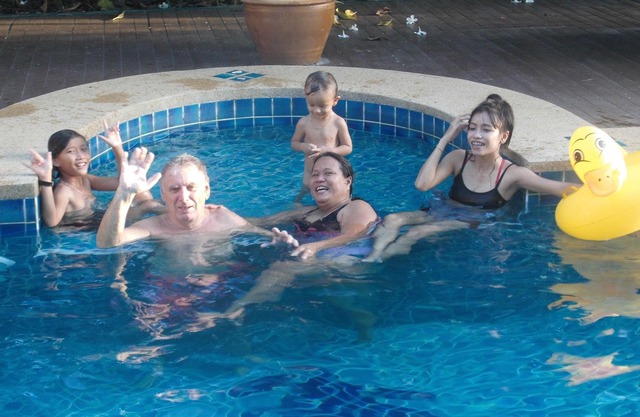 Individuo que vive en "mini-resort 'con piscina, cerca de Koh Samet