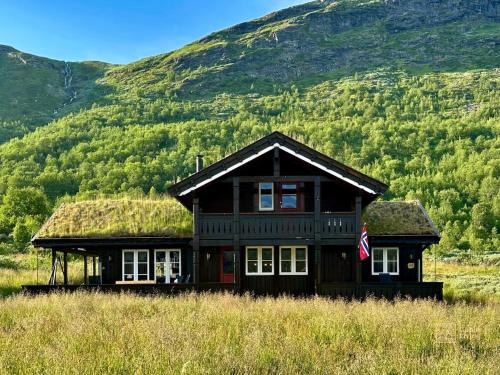 Indoor hot tub, views & nature, cosy family cabin at Filefjell