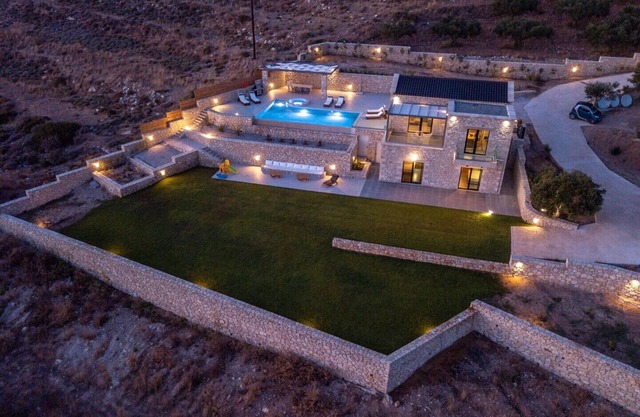 Jacuzzi interior y exterior ★ Piscina climatizada ★ Sauna ★ Falasarna