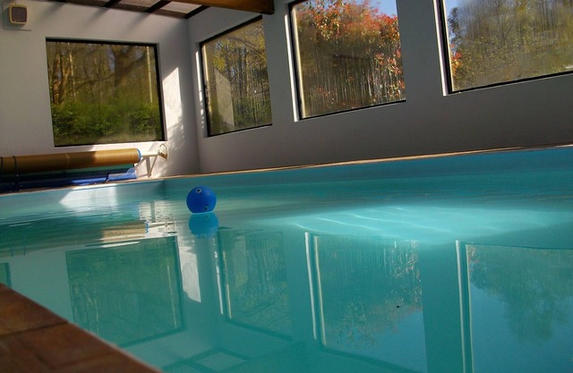 Piscina cubierta hermosa casa de campo de 2 camas con capacidad para 4 en 5 acres de hermoso bosque