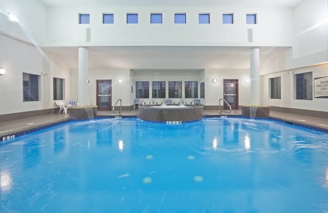 Piscina cubierta + Wi-Fi gratis, desayuno gratis | Suite totalmente equipada