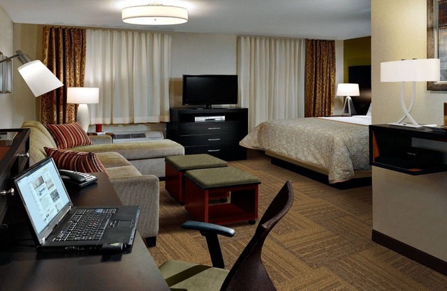 Piscina cubierta, Jacuzzi, Wi-Fi gratis, Desayuno gratis | Cerca de Ford World HQ