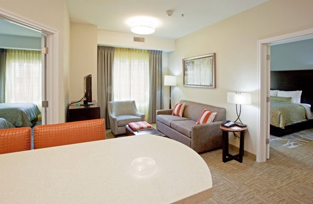 Piscina cubierta, Jacuzzi, Wi-Fi gratis, Desayuno gratis | Cerca de Ford World HQ