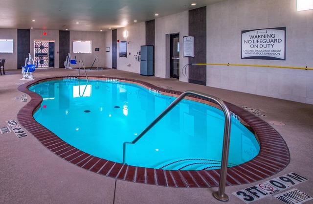 Piscina cubierta y bañera de hidromasaje. Desayuno gratis. Gimnasio y centro de negocios.