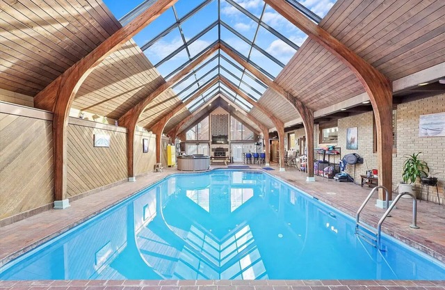 Indoor pool, Hot Tub, Sauna, Sleeps 13, 4B4Ba, Walk to Downtown Ottawa & River