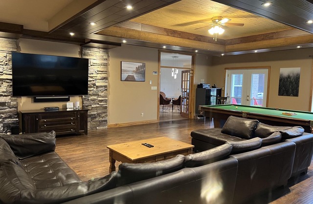Indoor Saltwater Heated Pool w/ Tennis & Multi-Sport Court, Burk's Falls