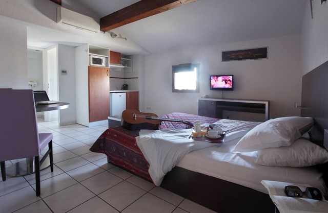 Indulge in Home Like Comfort! Near Parc de Bellevue and Jardin des Plantes