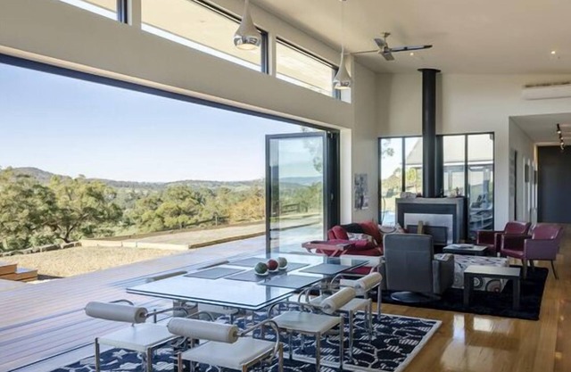 Un fuego crepitante con una copa de vino es la escapada perfecta para el invierno en Yarra Valley