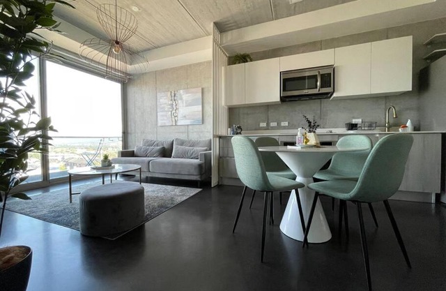 Industrial 2BR perfect location w/AC + sunset view