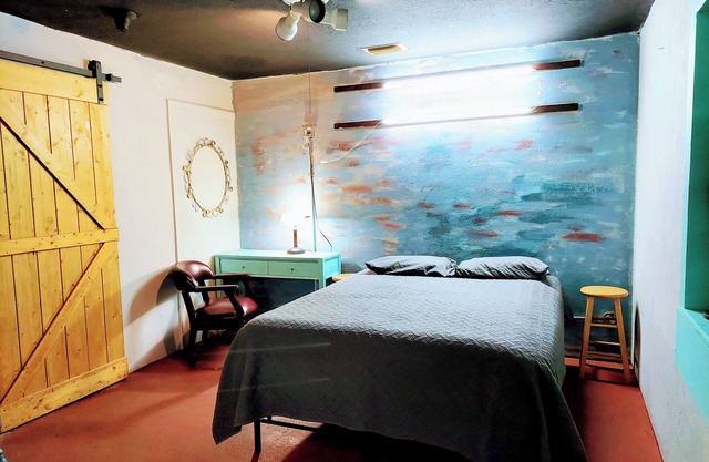 Industrial apt nearby Melbourne Beach & Downtown for 3