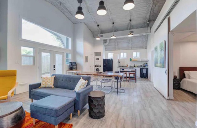 Industrial chic barndominium w/high ceilings