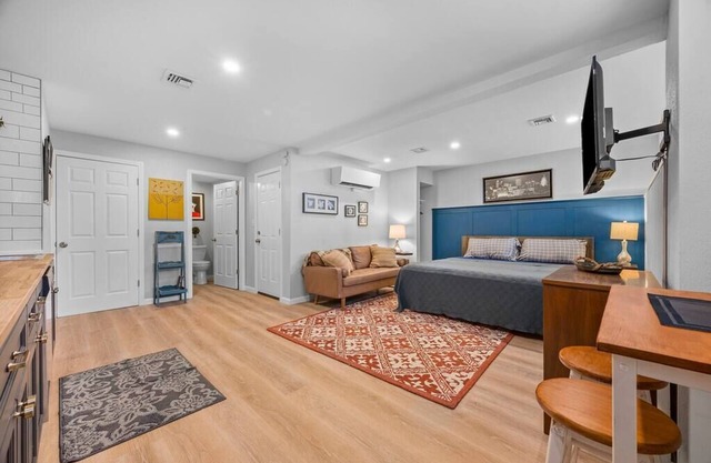 Industrial Chic Studio-Modern Comfort in the Burgh