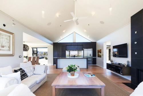Infinity Drive - Hot Tub - Lake Views - Release NZ