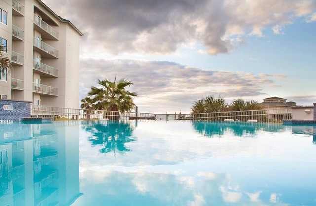 Villa tranquila en Galveston | Piscina infinita climatizada al aire libre + bañera de hidromasaje al aire libre compartida