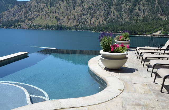Piscina climatizada infinita y vista despejada al lago desde todas las habitaciones - Lake Chelan, WA