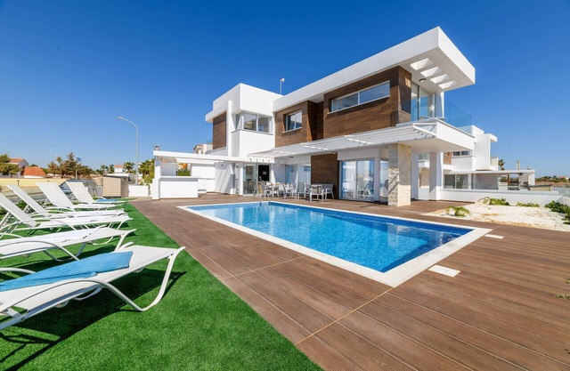 Infinity View Villa - Charming Ayia Thekla Getaway
