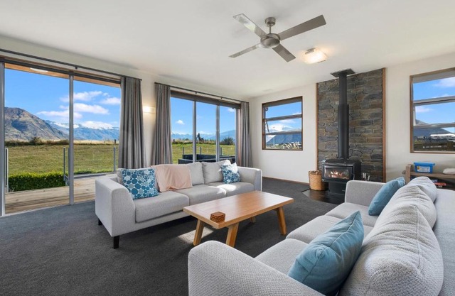 Infinity Views - Modern Wanaka Holiday Home